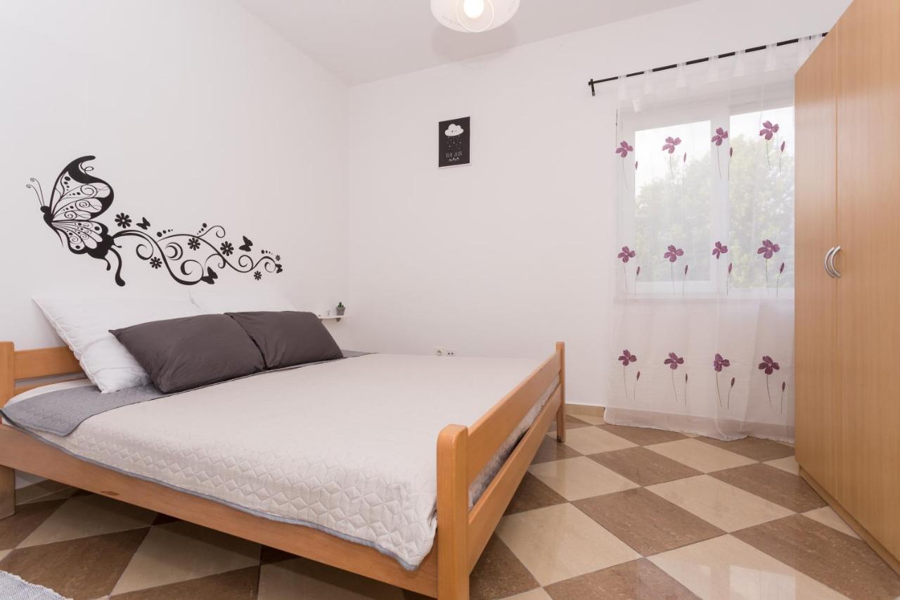 Lara - Apartment Near The Beach Vrbnik Ngoại thất bức ảnh