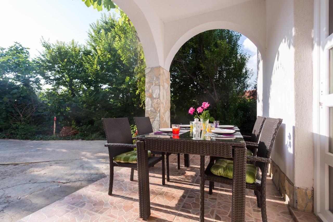 Lara - Apartment Near The Beach Vrbnik Ngoại thất bức ảnh